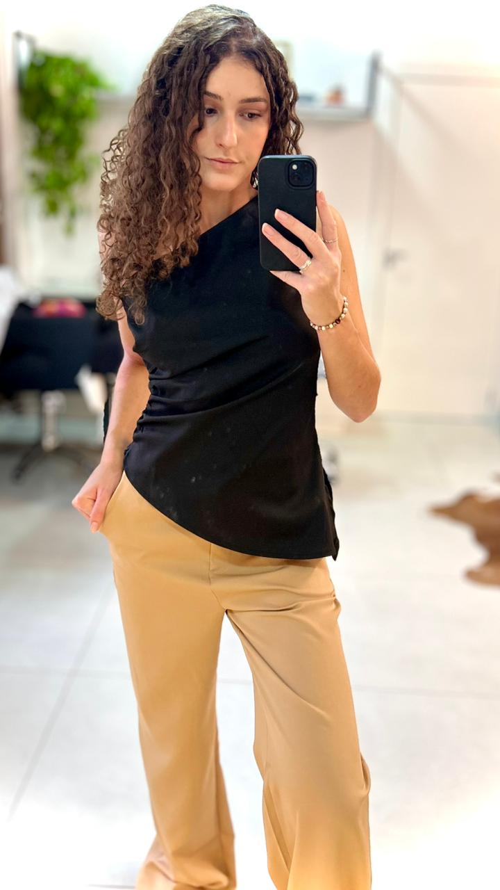 Blusa Preta Assimétrica